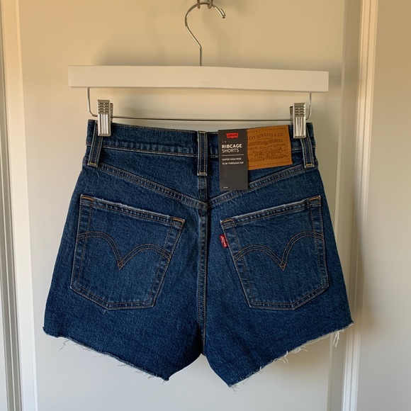 ⭐️ Levi’s Ribcage high rise cut off jean shorts - Picture 2 of 10